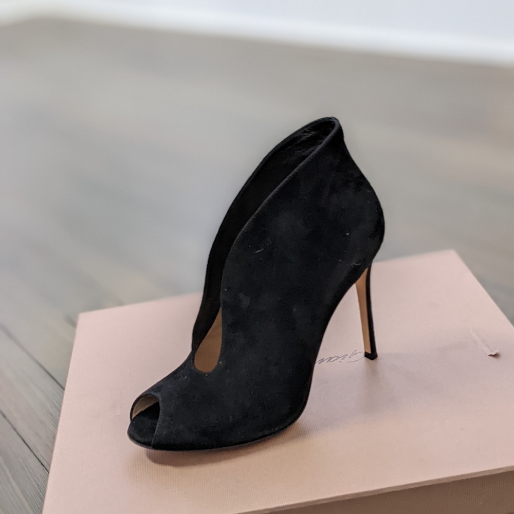Gianvito Rossi vamp black suede booties 40